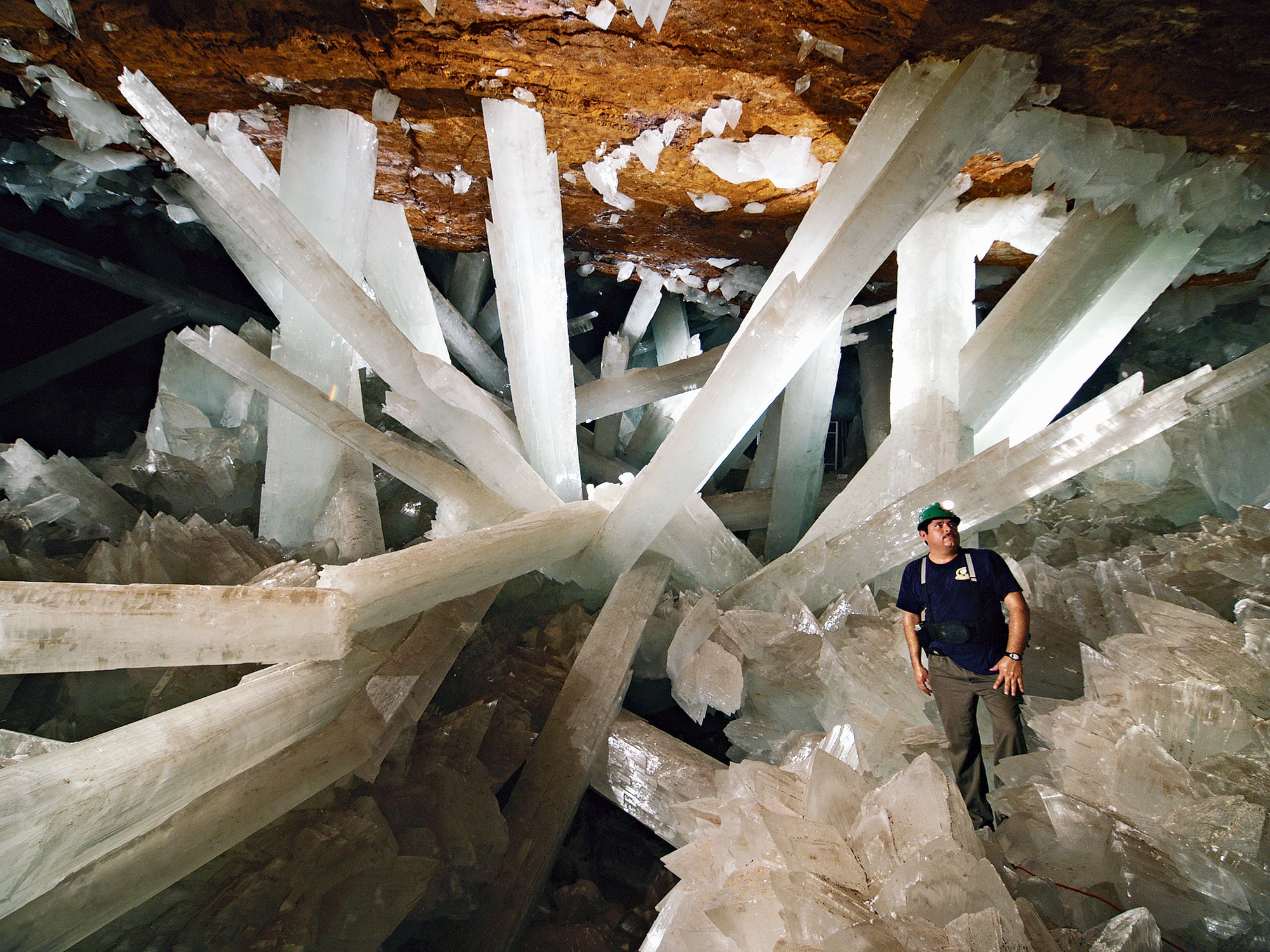 Город найка. Пещера Куэва де Лос Кристалес. Пещера кристаллов (Cueva de los cristales), Мексика. Пещера кристаллов гигантов в Мексике. Гигантские Кристаллы пещеры Naica в Мексике.
