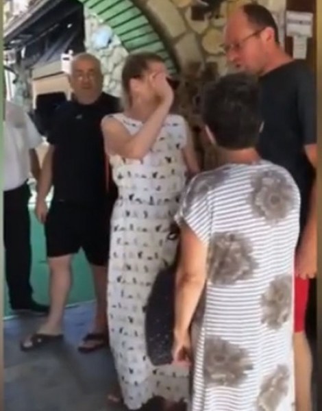 Скандално ВИДЕО! Управител на ресторант на морето блъска и псува руска туристка - не платила 1 лев за WC