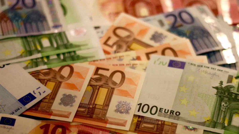 Близо 10 000 евро са разпилени по улица в хърватски град