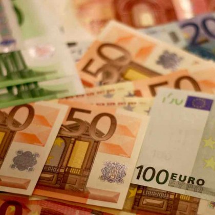 Близо 10 000 евро са разпилени по улица в хърватски град