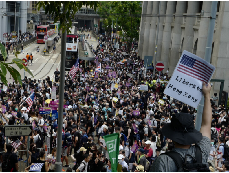 Стотици протестират пред американското консулство в Хонконг