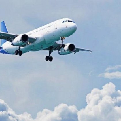 Самолет кацна аварийно! Пътник починал на борда