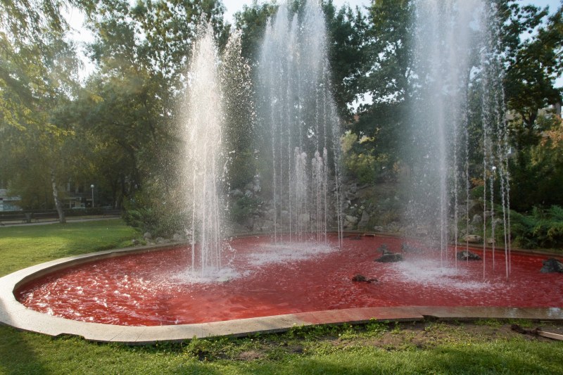 Столичен фонтан – червен! 9 септемврийска провокация: Честит празник, неблагодарници! (СНИМКИ)