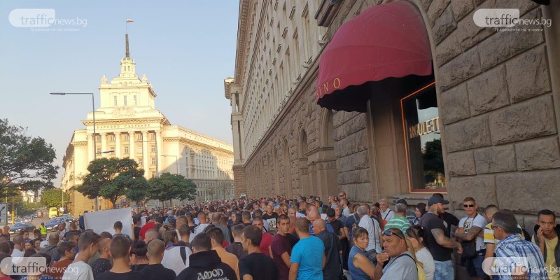 2500 души се включиха в Марша на законността в подкрепа на Иван Гешев