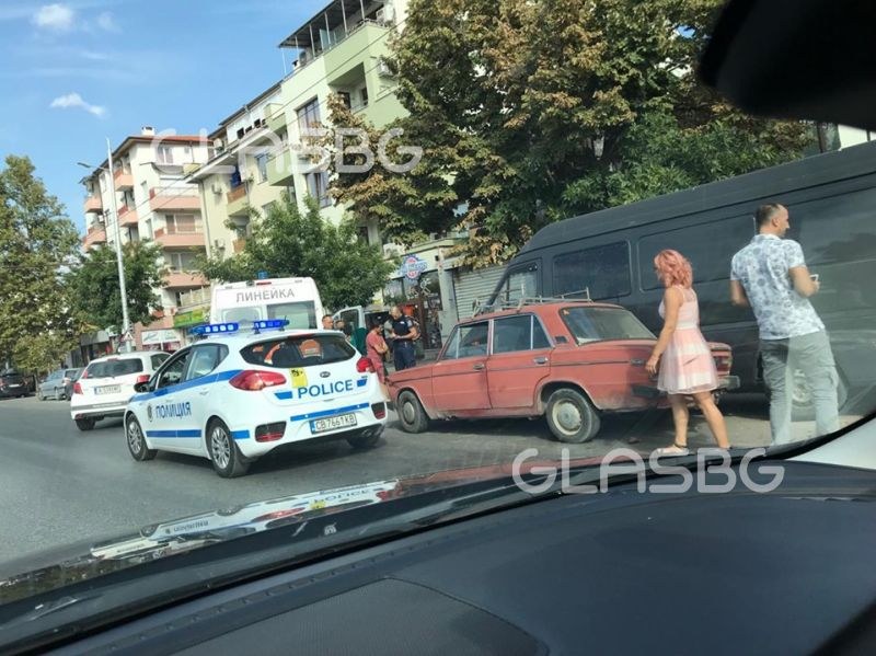 Две катастрофи в Пловдив! Смачкани ламарини на едната, линейка и полиция на другата СНИМКИ