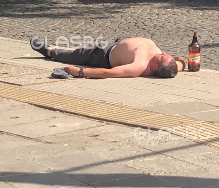 Полугол мъж лежи на пловдивско кръстовище... до шише с бира СНИМКИ
