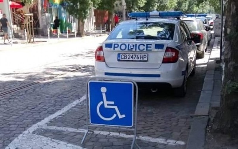 Приказка (нагла) за патрулката, паркомястото за инвалиди и паркиралите полицаи