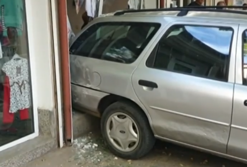 Пияният, който заби колата си в магазин, плашил свидетелите с... пистолет