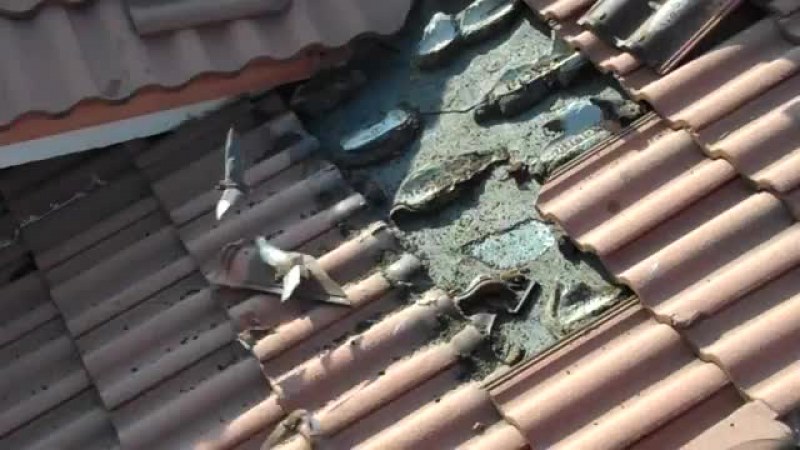 Мъж разби покрива на възрастни в пловдивско село! Сви им насила пари, събирали ги с години