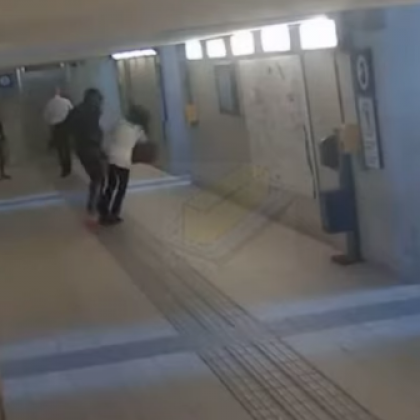 Имигрант брутално блъска жени в подлез ВИДЕО