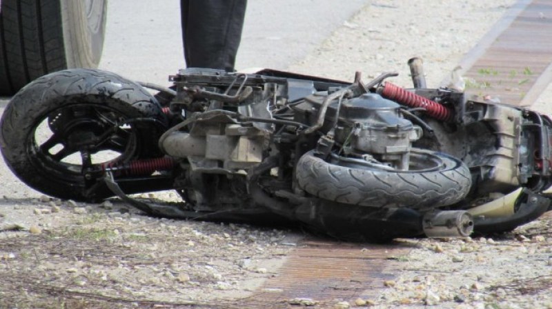 Мотоциклетист прелетя на червено във Варна, помете го кола