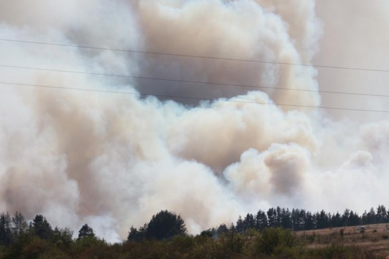 Пожарът край село Горно Черковище продължава да гори