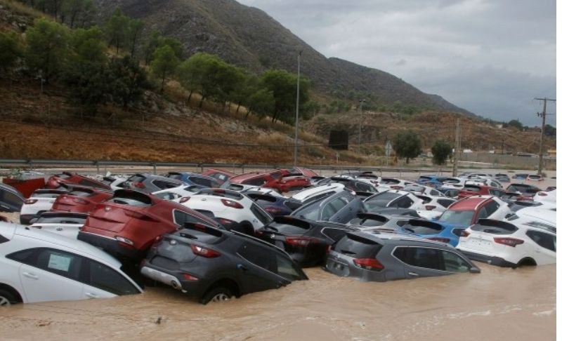 Шеста жертва на наводненията в Испания! 3500 души са евакуирани