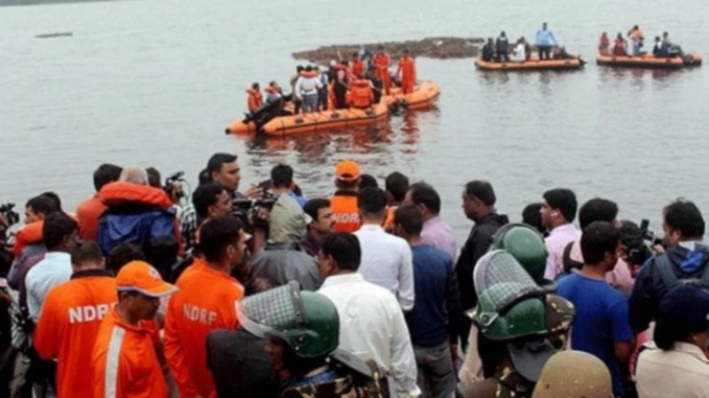 Трагедия в Индия. Туристическа лодка се обърна в реката. Най-малко 13 души са загинали