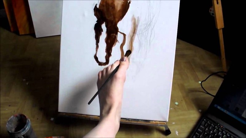 Невероятна адаптация на мозъка: Хора без ръце рисуват с... крака