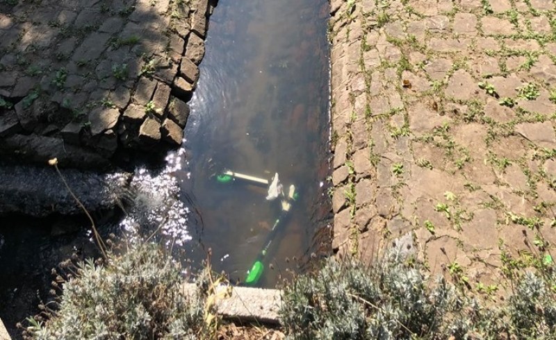 Тротинетка под водата: Lime се озова в... канала до Орлов мост