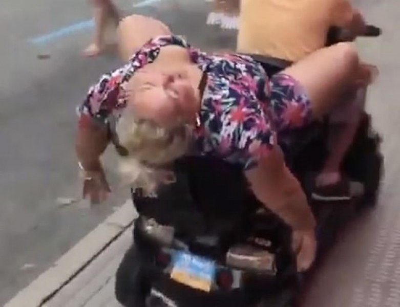 Гледка веднъж! Е-скутер прибира пияна и припаднала туристка ВИДЕО