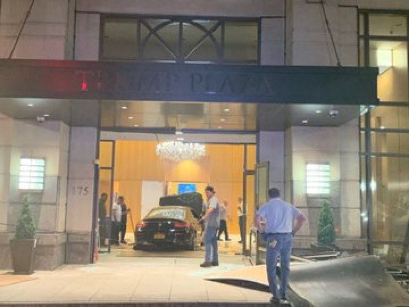Mercedes потроши входа и влезе във фоайето на Trump Plaza в Ню Йорк ВИДЕО