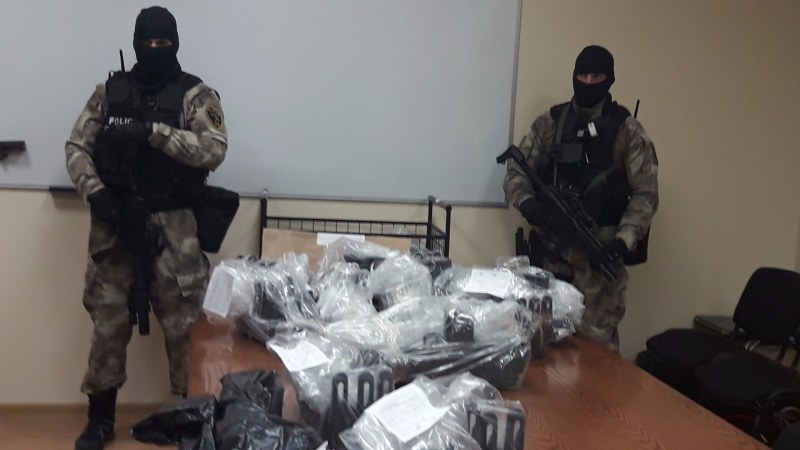 Разбиха банда, извозваща хероин и купища оръжия от София до Англия