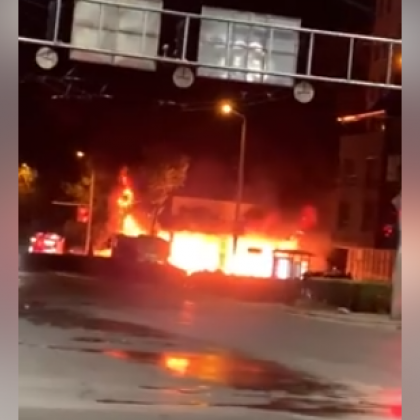 Пожар изпепели магазин за електромобили на булевард в Пловдив ВИДЕО