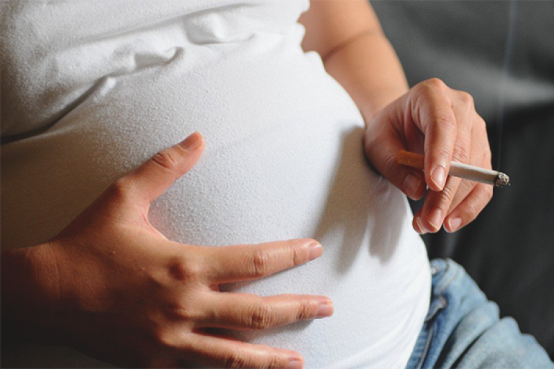 Пушене по време на бременност! Какви опасности крие