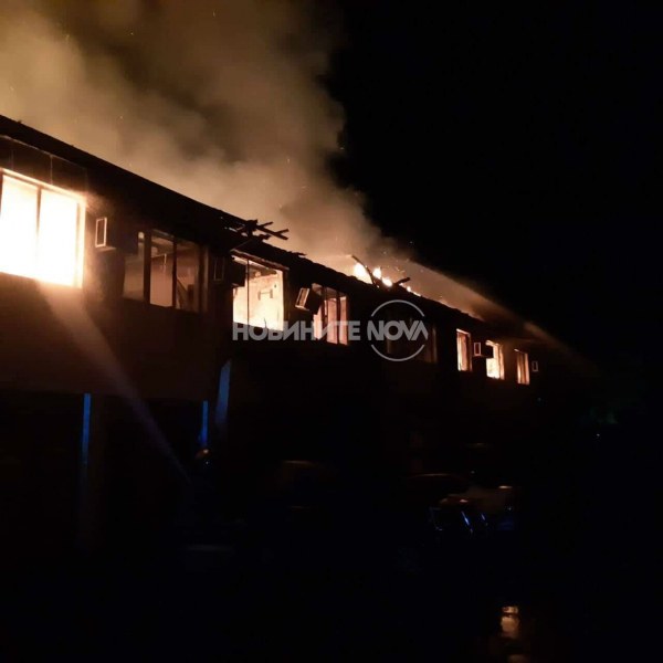 Лечебният център в Първомай се запали – изгоря вторият етаж и покривът на сградата