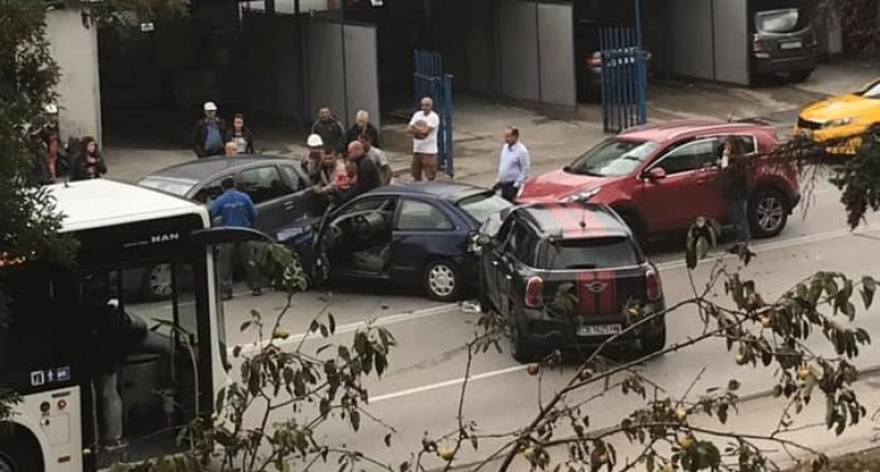 Зрелищно: 5 коли се сблъскаха на бул 
