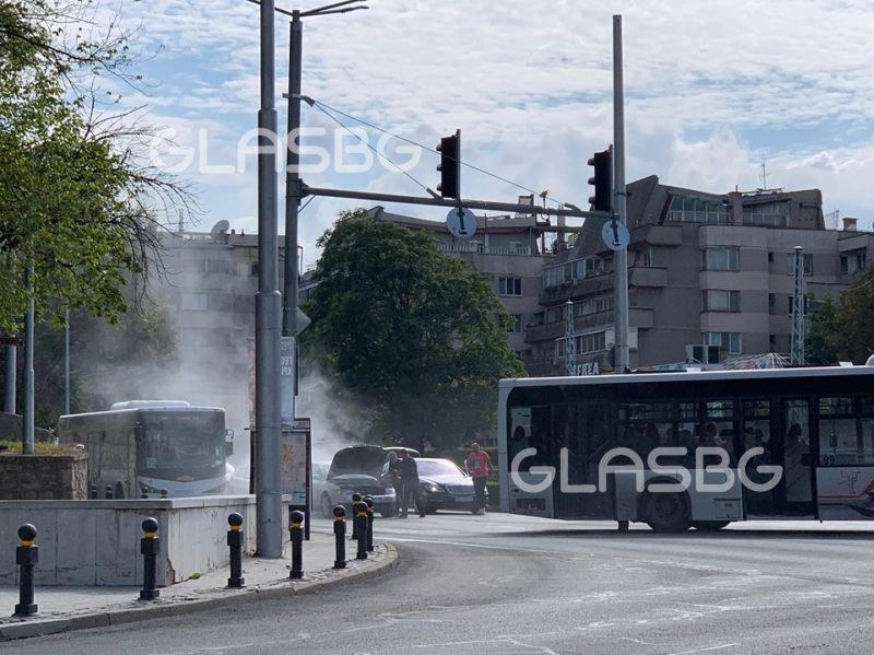 Кола се запали на възлово кръстовище в Пловдив, движението е затруднено