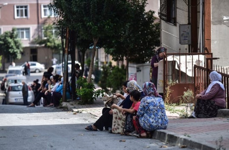 Страх тресе турците след силния трус: Стотици спаха в паркове!