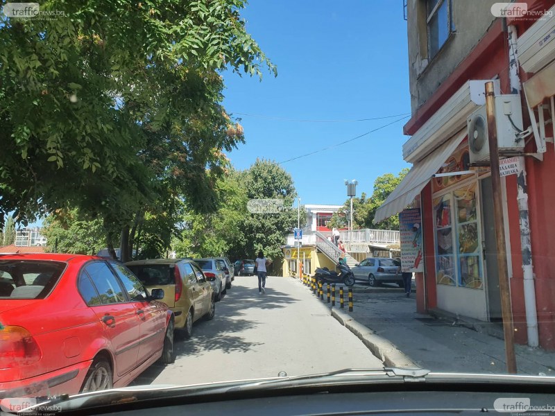 Улица в центъра на Пловдив - безплатен паркинг за богоизбрани СНИМКИ