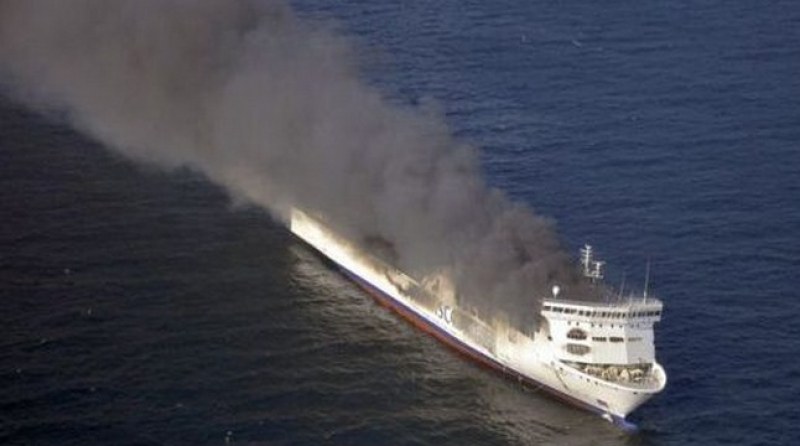 Пожар лумна на ферибот в Гърция, над 600 души са евакуирани