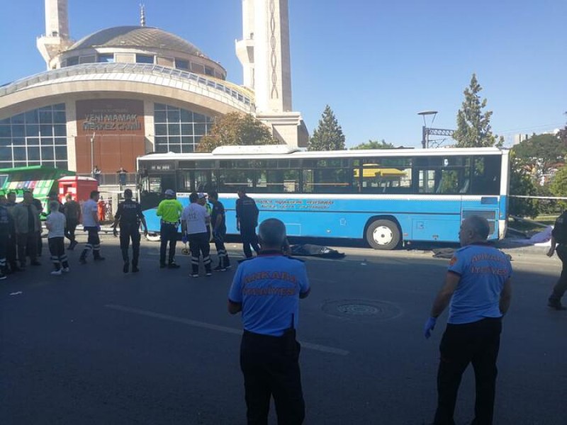 Шофьор загуби контрол и вряза автобус в спирка в Анкара, уби трима
