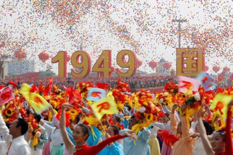 Да живее комунизма! Китайската партия отбелязва 70 г. с ракети СНИМКИ