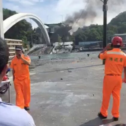 Мост рухна в Тайван – помете лодки, коли. Има много ранени ВИДЕО и СНИМКИ