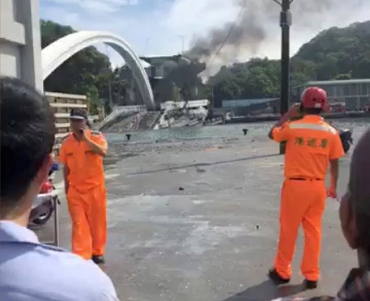 Мост рухна в Тайван – помете лодки, коли. Има много ранени ВИДЕО и СНИМКИ