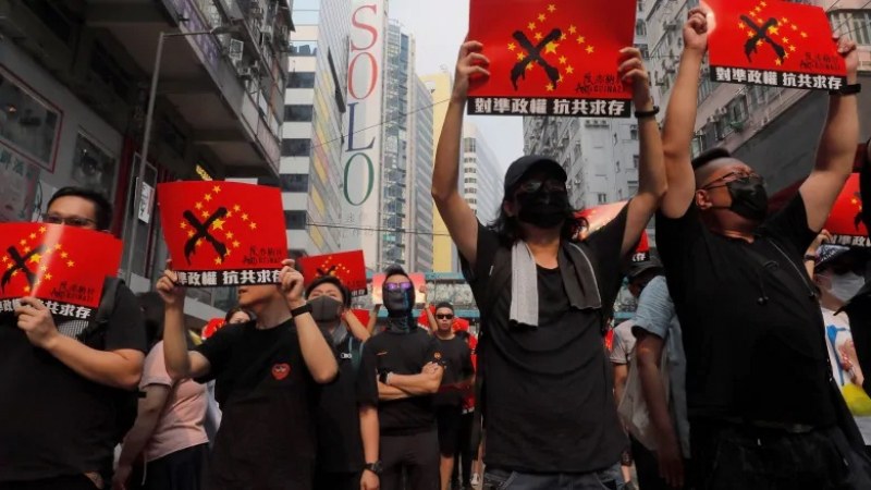 Протести и стрелба в Хонконг засенчиха 70-годишнината от комунизма в Китай