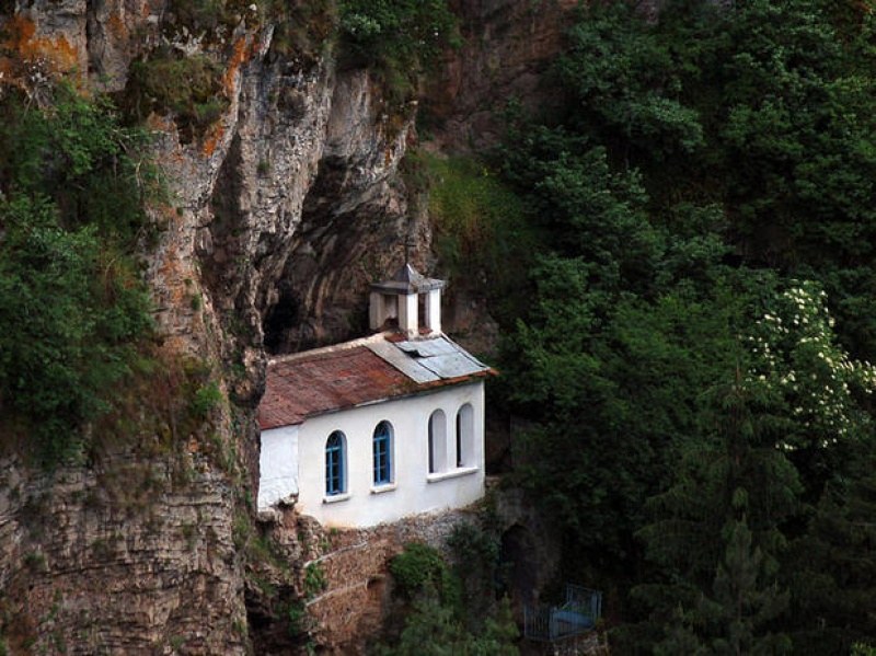 Три пъти опожаряван от турците, но действащ и до днес – Разбоишкият манастир!