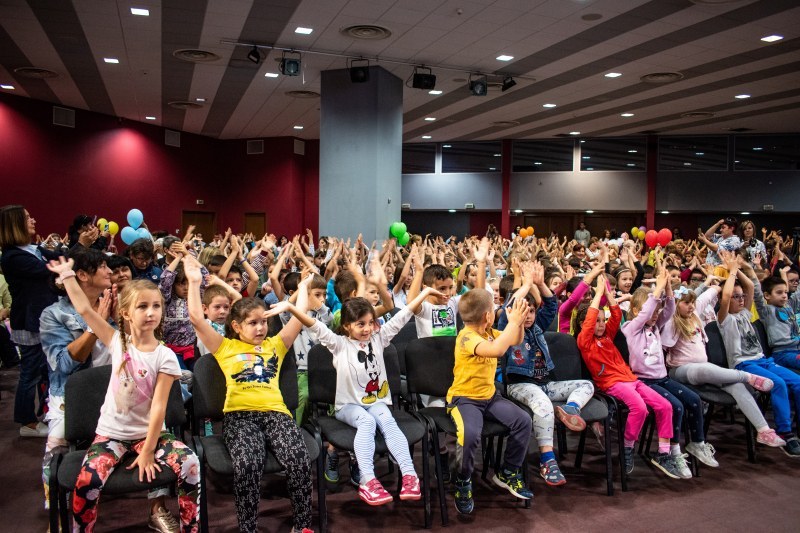 С песни и танци над 450 деца в Пловдив се учиха как да се пазят на пътя ВИДЕО