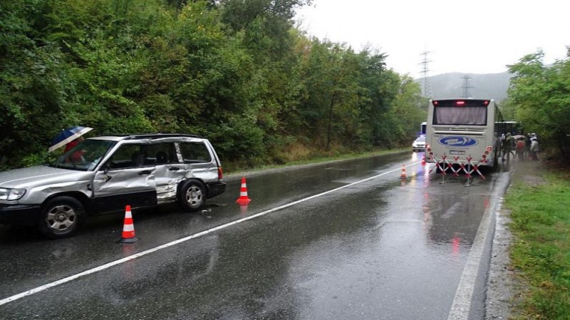 Субару направи обратен, автобус го отнесе! Шофьорът на колата е в болница СНИМКИ