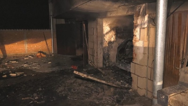 Бомба избухна в гараж в Монтана. Нов джип на адвокат – на пепел! СНИМКИ