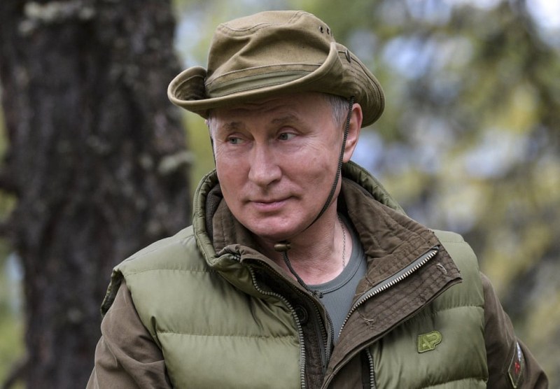 За едни спасител, за други – тиран: Путин празнува 67 г., бере гъби