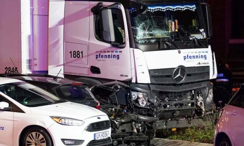 Българин – ранен при атака в Германия. Сириец подкарал камион, помлял 8 коли