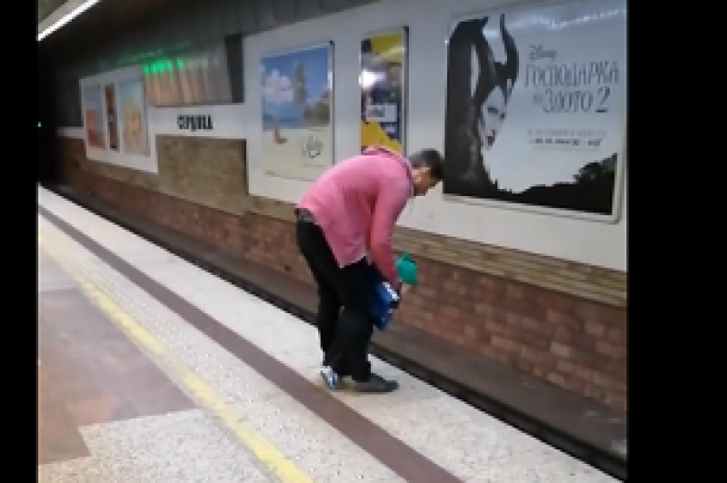 (Без)Отговорен родител надвеси детето си над релсите в метрото!? ВИДЕО