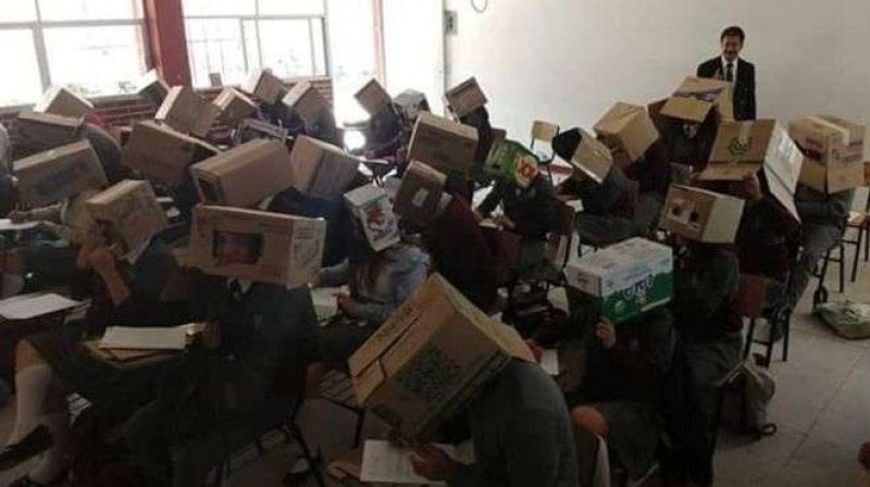 Не гледай! Учител сложи кашони на главите на ученици, за да не преписват