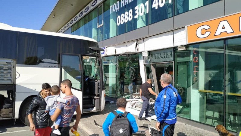 От последните минути: Автобус се блъсна челно в софийска автогара СНИМКИ