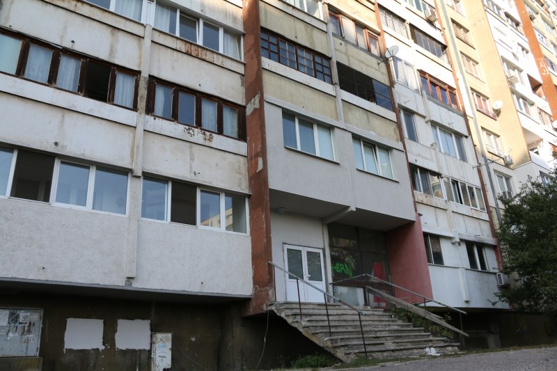 Бебето плаче, бабата вика, бащата: Не мога! Това е съдбата на изоставения бебок