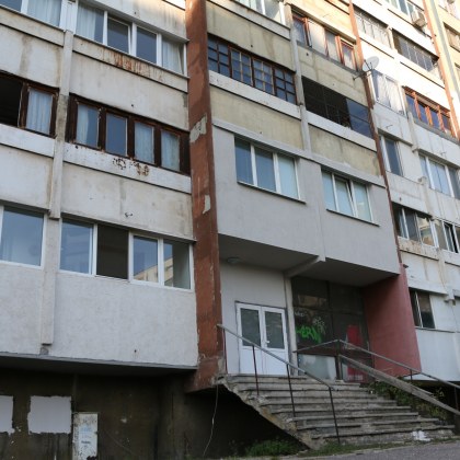 Бебето плаче, бабата вика, бащата: Не мога! Това е съдбата на изоставения бебок
