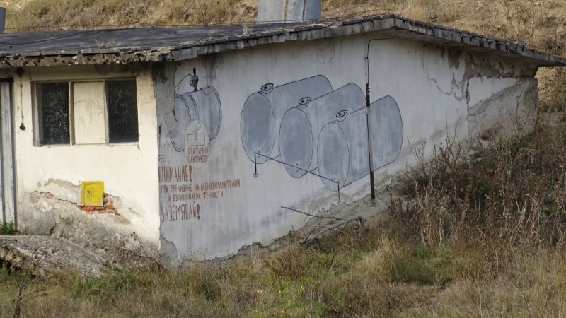 Изоставените сгради на българската армия – рушат се, гният... МО ги събаря!