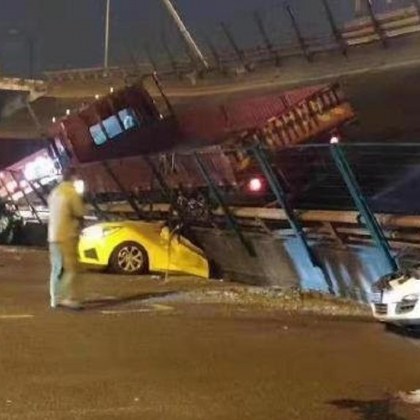 Мост се срути в Китай! Камиони полетяха. Смазаха три коли, убиха трима...