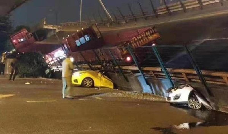 Мост се срути в Китай! Камиони полетяха. Смазаха три коли, убиха трима...